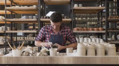 Vazo üzerinde kafkas erkek çömlekçi yapma deseni.