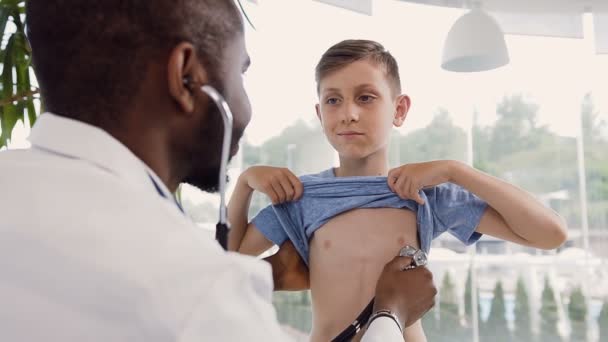 Docteur examinant le petit garçon par stéthoscope . — Video