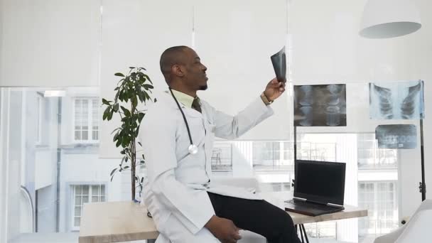 Médecin examinant la radiographie d'un patient et montrant que tout est okey . — Video