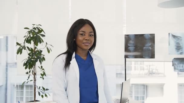 Portrait de femme médecin en manteau blanc souriant à la caméra de l'hôpital . — Video