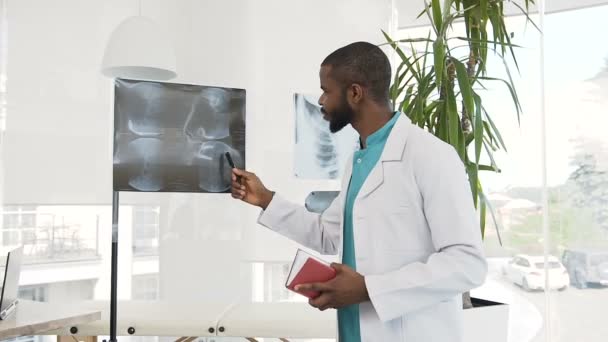 Médecin examinant la radiographie d'un patient à l'hôpital . — Video