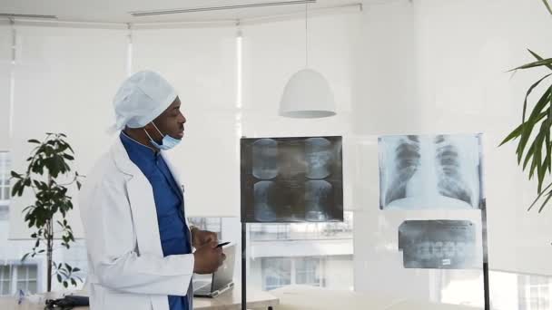 Médico varón examinando la radiografía de un paciente en el hospital . — Vídeo de stock