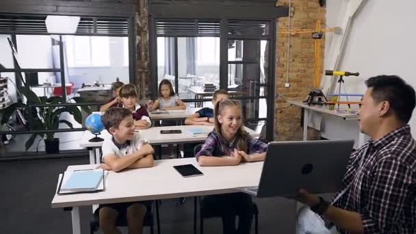 Insegnante di scuola superiore qualcosa che spiega e mostra agli studenti sul computer portatile in classe di tecnologia dell'informazione — Video Stock