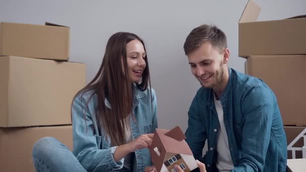 Caucasien heureux couple discuter de conception sur la nouvelle maison, appartement et donner cinq à l'autre . — Video