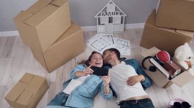 Arka planda kutuları ile akıllı telefon kamerası poz genç mutlu çift.