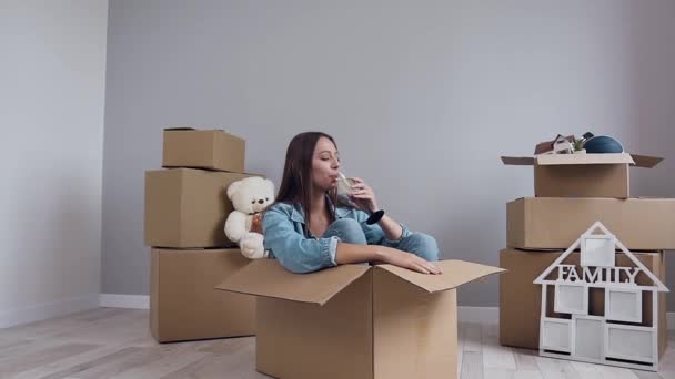 Leuke jonge vrouw in verpakking doos. — Stockvideo