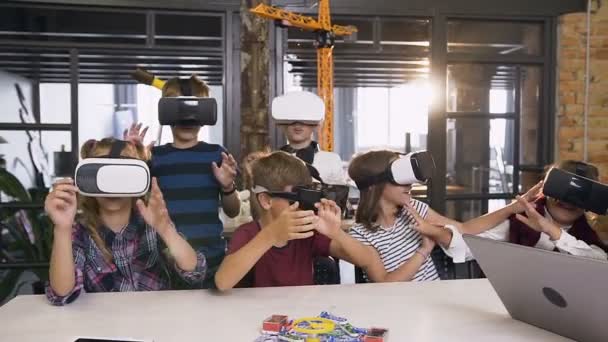 Gruppe glücklicher junger Schüler der Grundschule mit Virtual-Reality-Headsets während des Computercodierungskurses — Stockvideo