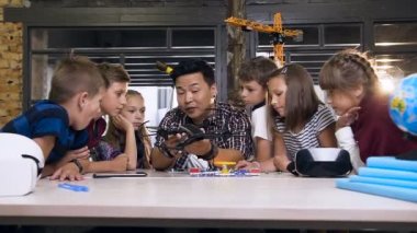 Öğretmen fan ve dönüm el feneri ile elektronik yapıcı başlatılması ile Yaratıcı çocuklar . Okulda t o teknoloji projesi üzerinde çalışan öğretmen ile yaratıcı öğrenciler