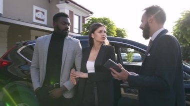 Araba satıcısı onlar satın araba hakkında karışık ırklar çift ile konuşurken