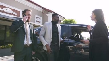 Pretty woman siyah araba özellikleri hakkında Afrikalı Amerikalı adam söylüyorum, başka bir sakallı adam telefonda konuşurken