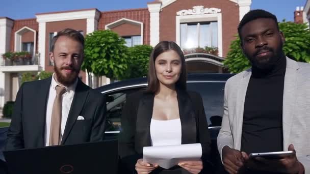 Lächeln gemischte Rennen Geschäftsleute zeigen Daumen nach oben auf der Straße in der Nähe des schwarzen Autos — Stockvideo