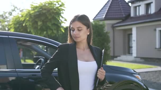 Adorável jovem mulher com cabelos longos ficando thr carros chave de seu bolso da jaqueta — Vídeo de Stock