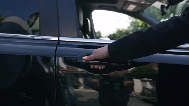 Pomalý pohyb milých ženců ruku při otvírání dveří černého auta
