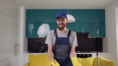 Temizlik servisinden sarı eldivenlerle kandırılan ve yüksek teknolojimutfağında dans eden komik sakallı adam