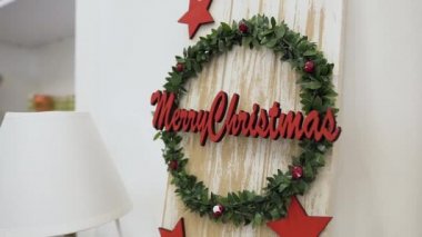 Lamba ve kırmızı mum arasında güzel yeşil noel çelenk