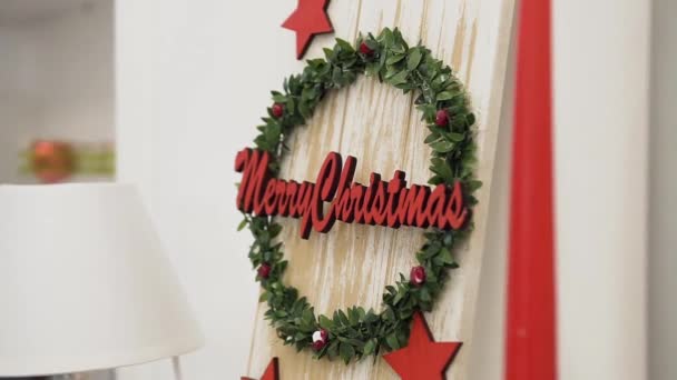 Εορταστικό διακοσμημένο χριστουγεννιάτικο στεφάνι με κόκκινες μικρές μπάλες στα πράσινα φύλλα — Αρχείο Βίντεο