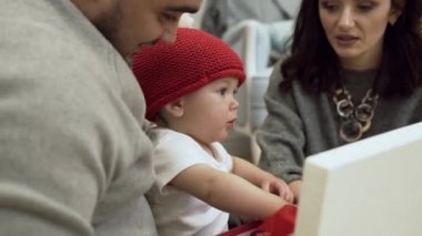 Noel hediyeleri dikkate bobble şapka inanılmaz sevimli bebek ile Muhteşem aile