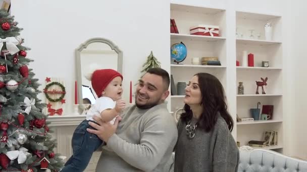 Familia feliz con lindo niño que pasa tiempo con alegría en la sala de Navidad decorada festiva — Vídeos de Stock