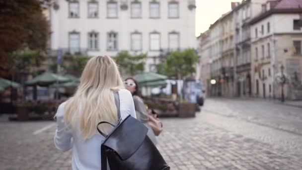 Jolie jeune femme photographiant ses souriants amis mixtes heureux sur le fond du café de rue confortable — Video