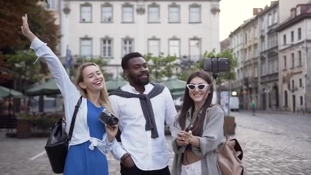 Zufriedene lächelnde multirassische Freunde machen Selfie in der Mitte der Stadtstraße — Stockvideo