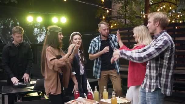 Hermosos jóvenes alegres dando cinco de altura entre sí y divertirse juntos en el gazebo en el momento de la puesta del sol — Vídeos de Stock