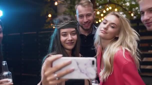 Beaux hommes et femmes excités faisant selfie avec des visages amusants sur les filles téléphone — Video