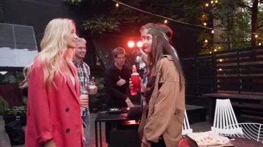 Bahçe haouse dj tarafından oynanan müzik dans ederken birlikte eğlenen çekici neşeli insanların Şirket