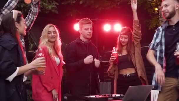 Συναρπαστική χαρούμενο 30s συντρόφους που χορεύουν κάτω από τη μουσική που παίζεται από DJ στο φιλικό τους κόμμα — Αρχείο Βίντεο