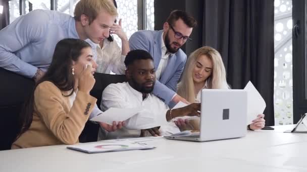 Трудолюбивые молодые смешанные расы бизнес-команда женщин и мужчин обсуждают свой компьютерный проект в конференц-зале — стоковое видео