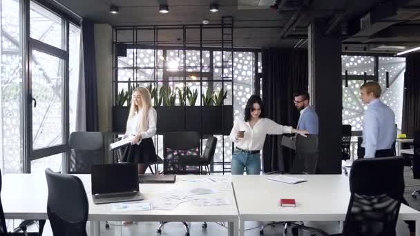 Mouvement lent des races mixtes agréable lumineux collègues d'affaires travaillant dans la salle de réunion avec différents rapports papier et ordinateur portable de table — Video