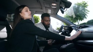 Profesyonel araba satıcısı, Afro-Amerikan bir adamın kiralık lüks bir araba kullandığını söylüyor. Bu sırada da adam otomatikte oturup, makinelerin incelenmesini dinliyormuş..