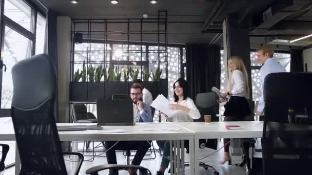 Atractiva imagen de dos personas de hombre y mujer dando cinco a sus socios de negocios en la oficina moderna — Vídeos de Stock