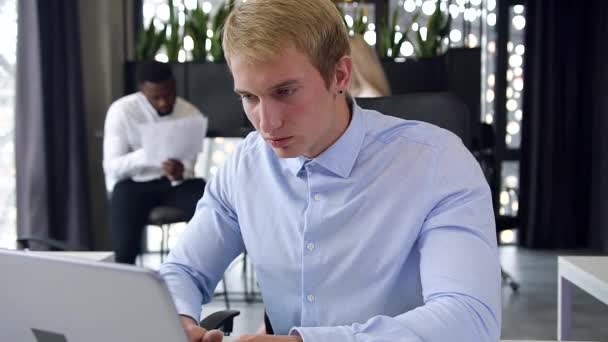 Retrato de 30 anos de idade empresário experiente posando na câmera em seu local de trabalho no escritório — Vídeo de Stock