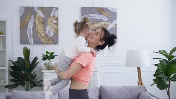 Mooi portret van tevreden gelukkige charmante moeder en kind die samen plezier hebben thuis — Stockvideo