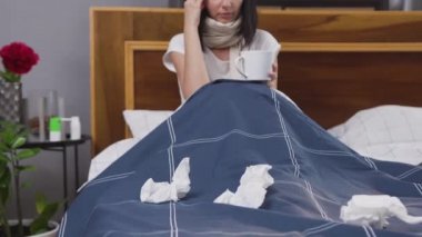 Hasta, genç esmer, baş ağrısından kötü hisseden ve viral grip salgını sırasında yüksek sıcaktan çay içen, evde olan.