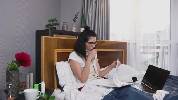 Несчастная измученная больная молодая женщина, работающая вдали от дома во время гриппа или болезни стенокардии — стоковое видео