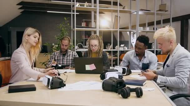 Business concept waar aantrekkelijke geconcentreerde creatieve multiraciale groep van mensen die samenwerken in bestuurskamer — Stockvideo