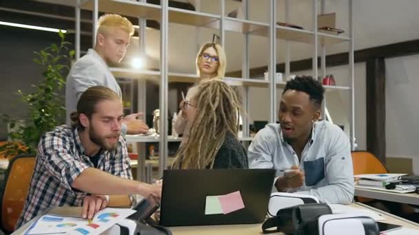 Gros plan de attrayante équipe mixte créative contentée d'hommes et de femmes qui célèbrent le succès du projet commun dans la salle de bureau et se donnent cinq