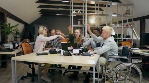 Привлекательные жизнерадостные творческие целеустремленные молодые корпоративные коллеги прикасаются друг к другу, прежде чем приступить к работе в современном офисе, замедленной съемки — стоковое видео