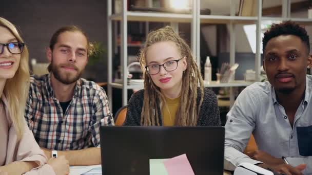 Sannolikt positiv kreativ tur unga multietniska kontorskollegor visar tummen upp och tittar på kameran i moderna mötesrum — Stockvideo