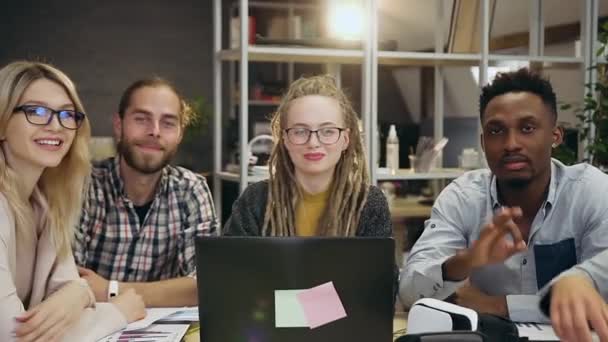 Framifrån av trevliga leende olika kreativa grupp av vänner som poserar på kameran med OK gest i samtida kontor — Stockvideo