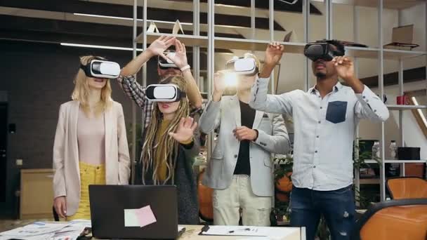 Bürokonzept, wo hart arbeitende intelligente moderne multiethnische Teams der 30er Jahre auf virtuellem Bildschirm arbeiten und für ihre Arbeit spezielle 3D-Brillen verwenden — Stockvideo