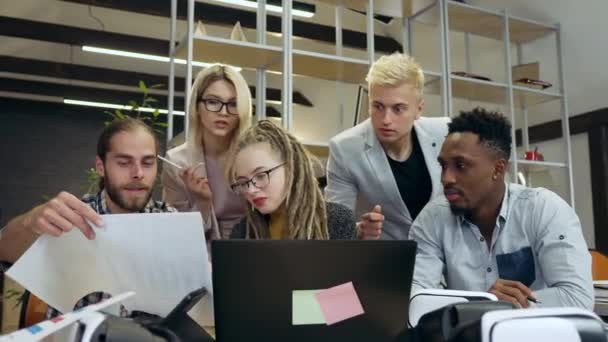 잘 생기고 성실해 보이는 다양 한 젊은 사무실 동료들 이 회의실에서 사업 전략에 대해 함께 일하고 있습니다. — 비디오