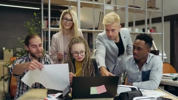 Concept d'entreprise où agréable occupé équipe multiethnique de démarrage hautement qualifiée travaillant à un projet d'entreprise commune dans le bureau contemporain, 4k — Video