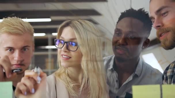 Sannolikt självsäker erfaren leende 30-tals kontorspersonal som arbetar tillsammans i kontorsrum på glasvägg för att modellera den bästa versionen av gemensam strategi — Stockvideo