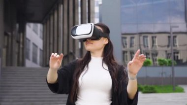 Hayali ekranda çalışan özel fütüristik 3D gözlüklü güzel, kendinden emin, modern Asyalı kızı kapat, 4K