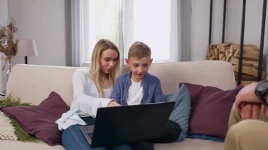 İyi huylu, güler yüzlü, neşeli sakallı babasına beşlik çakan küçük çocuk, evinde neşeli annesiyle bilgisayardaki ilginç videolara göz gezdirirken tekerlekli sandalyedeki babasına selam veriyor.