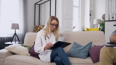 Yakışıklı, kendine güveni tam bir genç adam. Onu evinde ziyaret ettiği sırada özel sağlık hemşiresine kazadan sonra psikolojik durumunu anlatıyor.