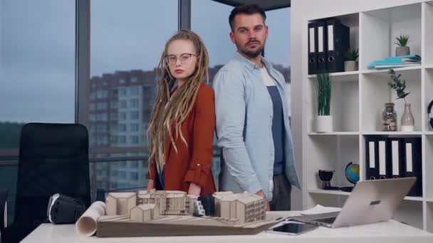 Porträt zielstrebiger attraktiver, selbstbewusster erfolgreicher junger Designer-Ingenieure, die mit verschränkten Armen vor der Kamera im modernen Designbüro posieren — Stockvideo