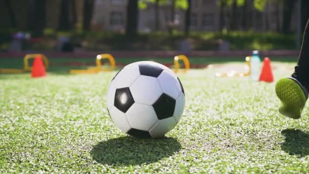 Concepto de fútbol donde desconocido persona de fútbol haciendo patada con pelota hacia la puerta o pasando a otro jugador — Vídeo de stock